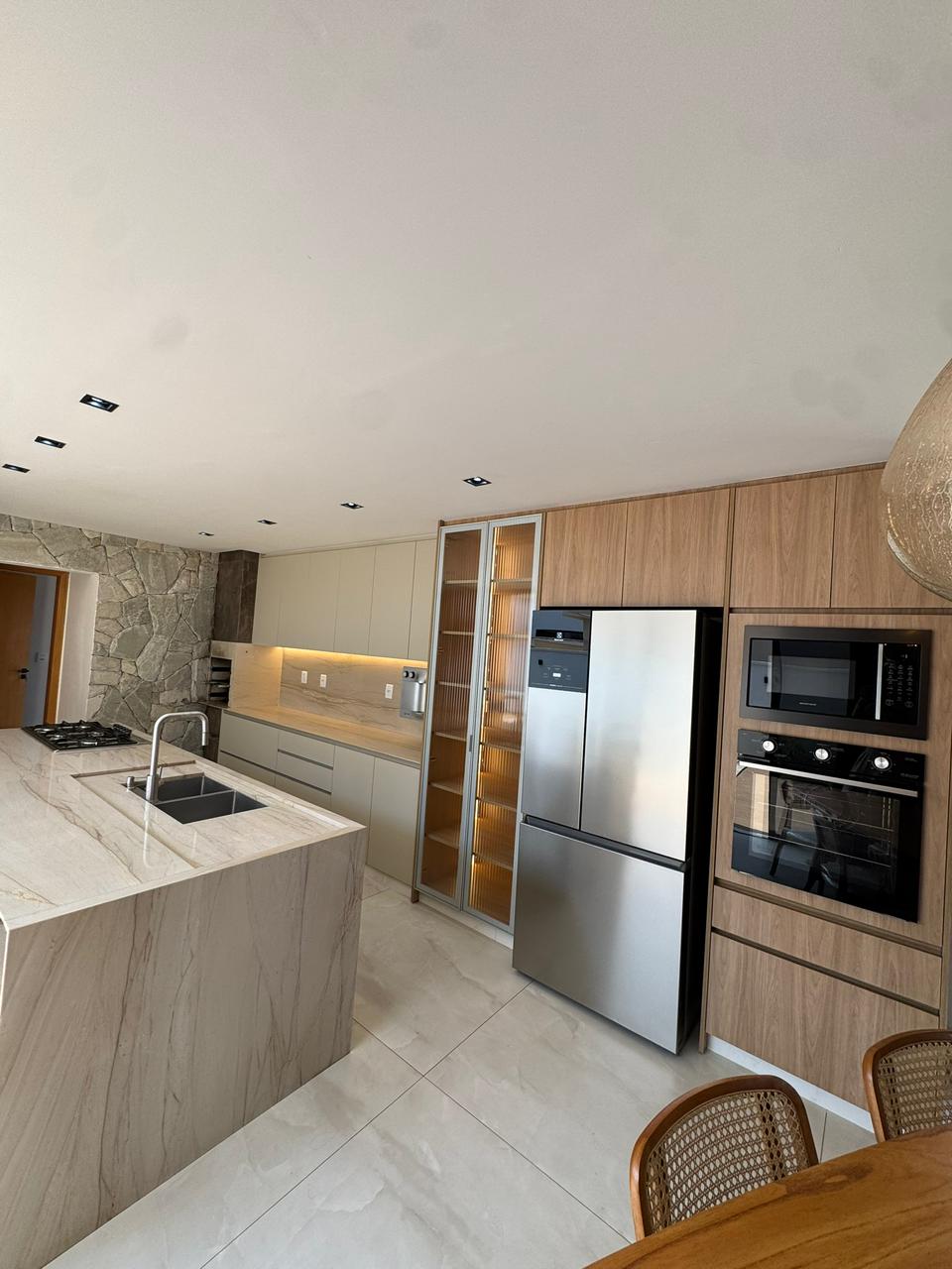 Casa de Luxo Mobiliada com Projeto Assinado - Condomínio Parque Ville Jacarandá