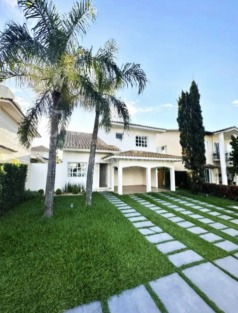 Sobrado com Piscina e Churrasqueira - Jardim Madri