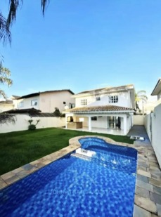 Sobrado com Piscina e Churrasqueira - Jardim Madri