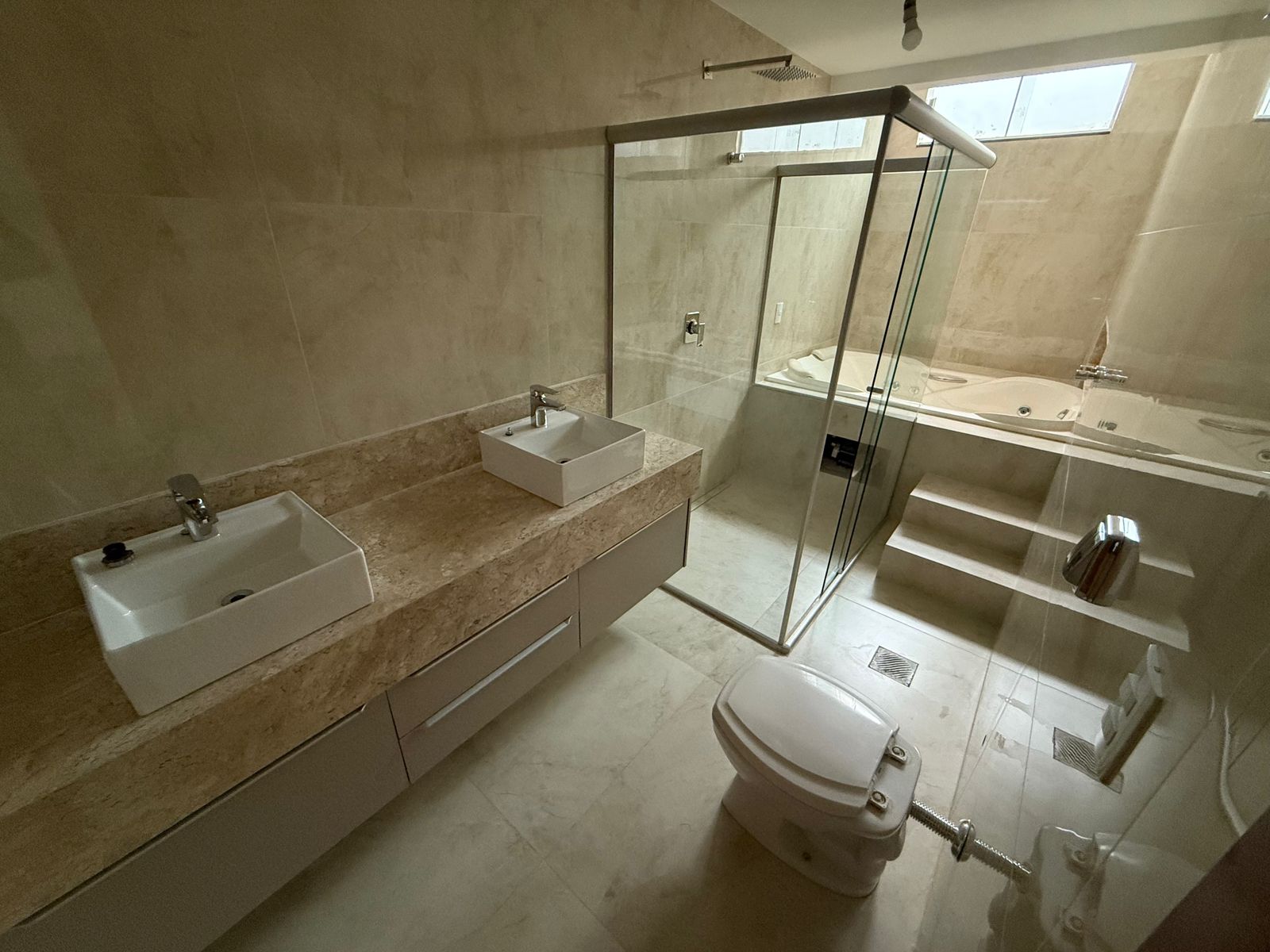 Sobrado de Luxo no Portal do Sol I - 4 Suítes com Piscina