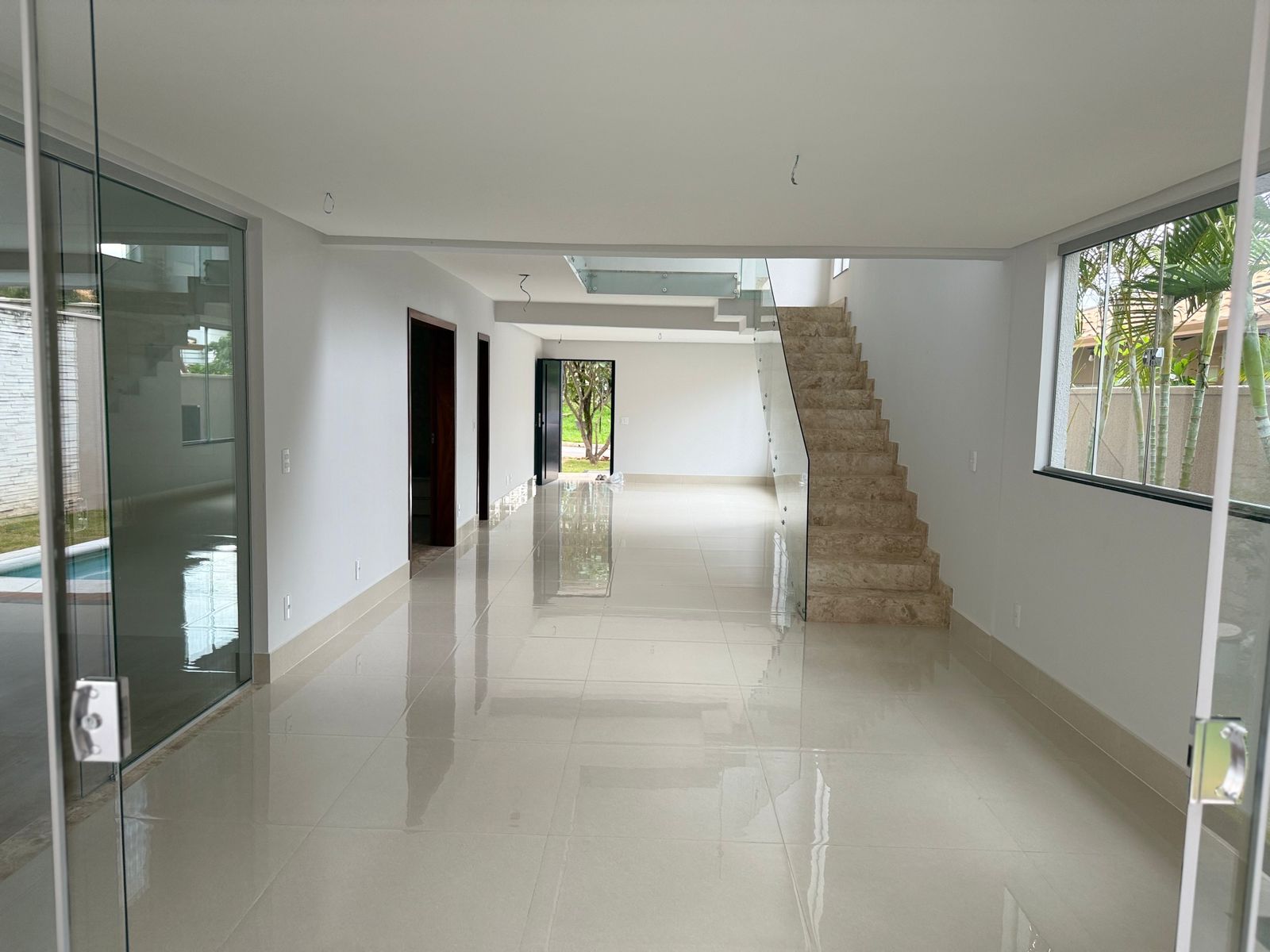 Sobrado de Luxo no Portal do Sol I - 4 Suítes com Piscina