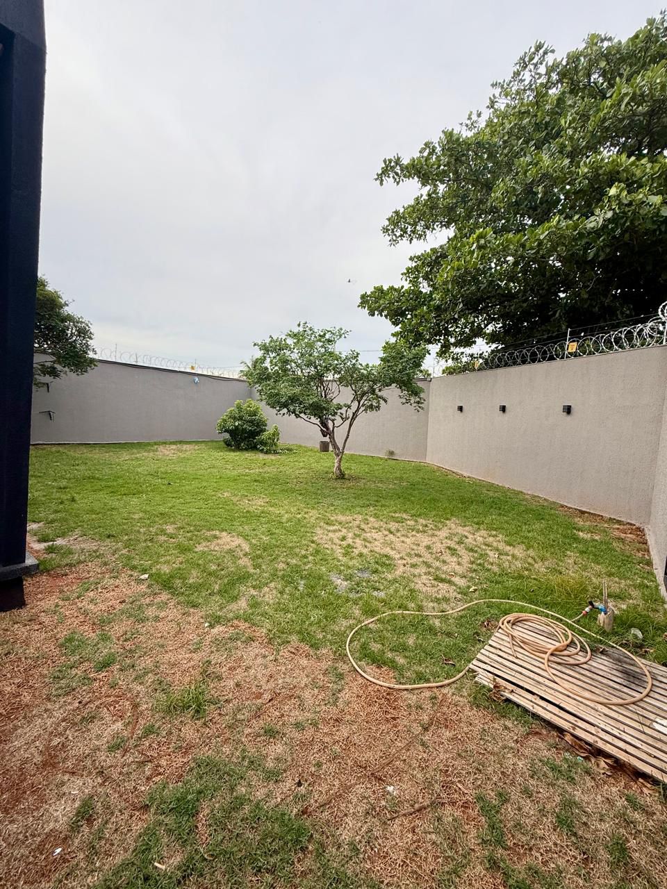 Casa Semi-Nova Totalmente Mobiliada no Papillon Park - Lote de Esquina 407m²