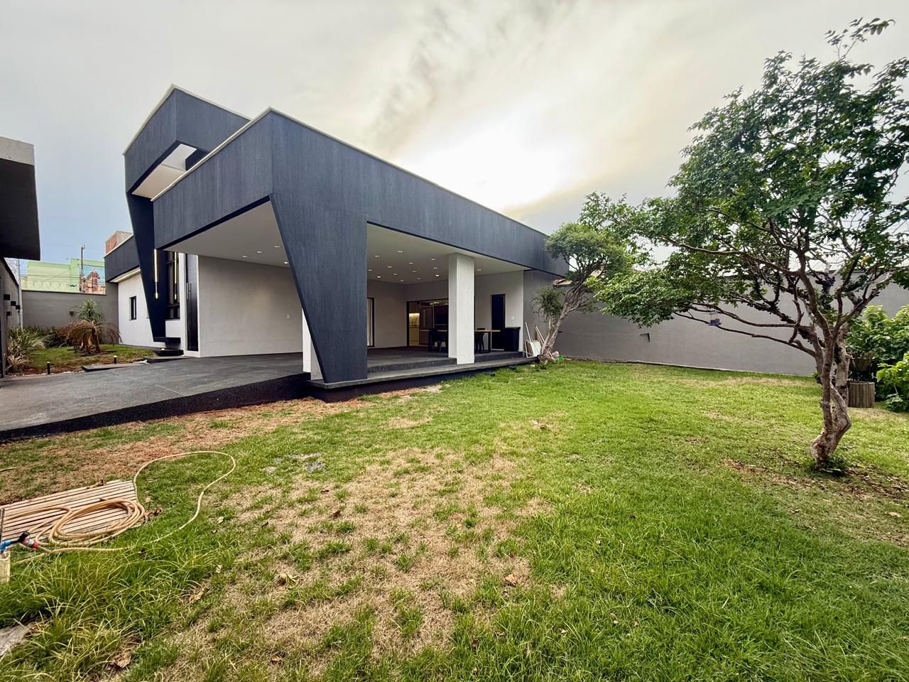 Casa Semi-Nova Totalmente Mobiliada no Papillon Park - Lote de Esquina 407m²