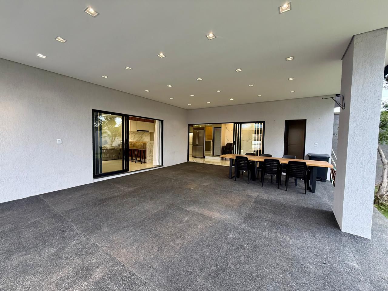 Casa Semi-Nova Totalmente Mobiliada no Papillon Park - Lote de Esquina 407m²