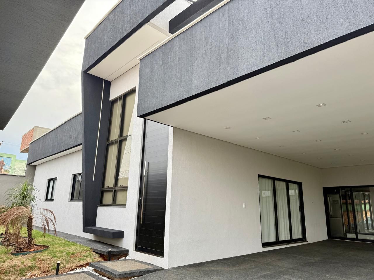 Casa Semi-Nova Totalmente Mobiliada no Papillon Park - Lote de Esquina 407m²
