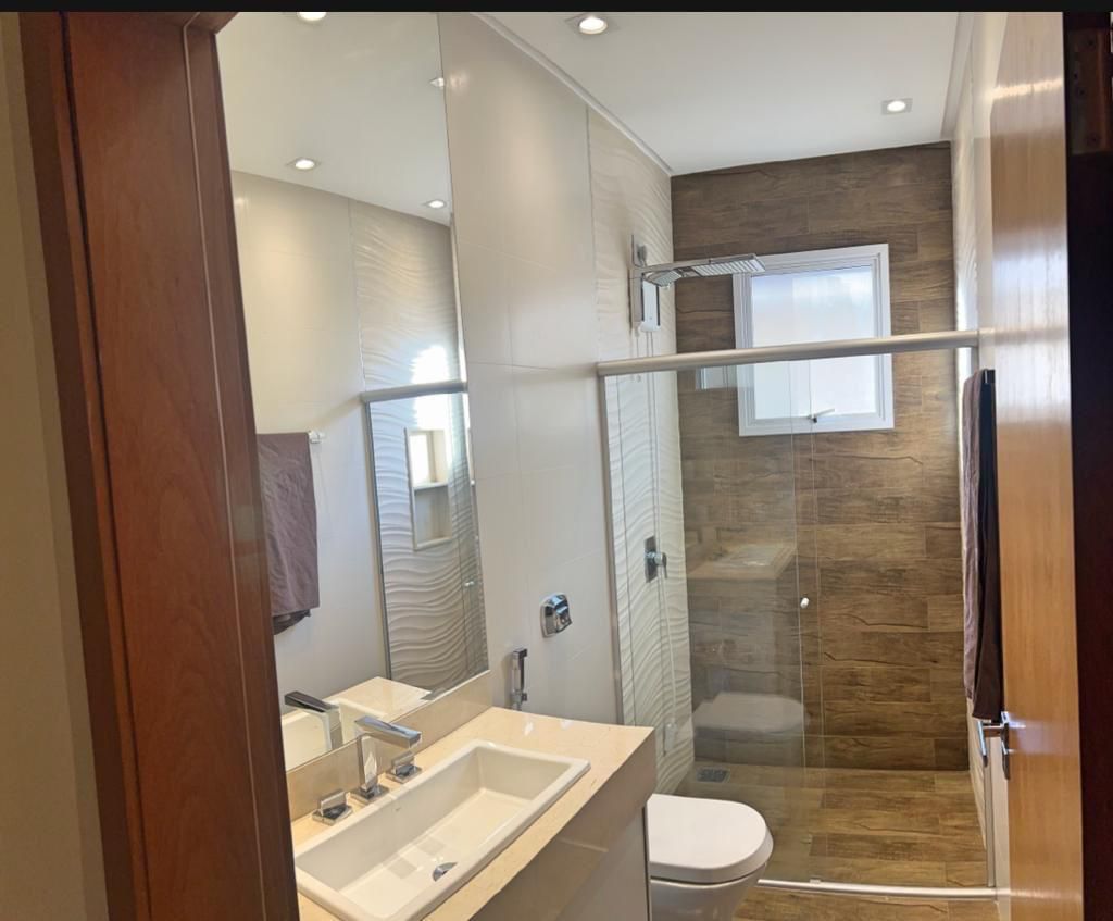 Sobrado de Alto Padrão com 5 Suítes e Piscina Aquecida - Garavelo