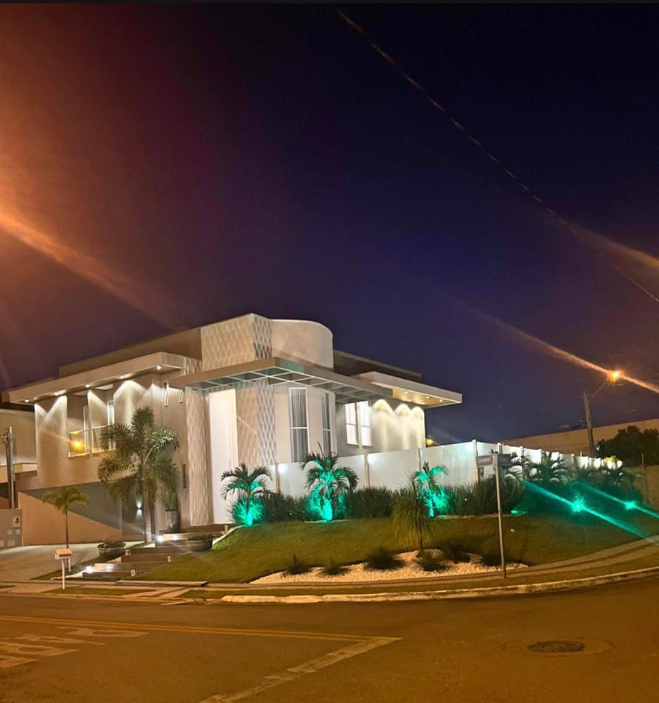 Sobrado de Alto Padrão com 5 Suítes e Piscina Aquecida - Garavelo