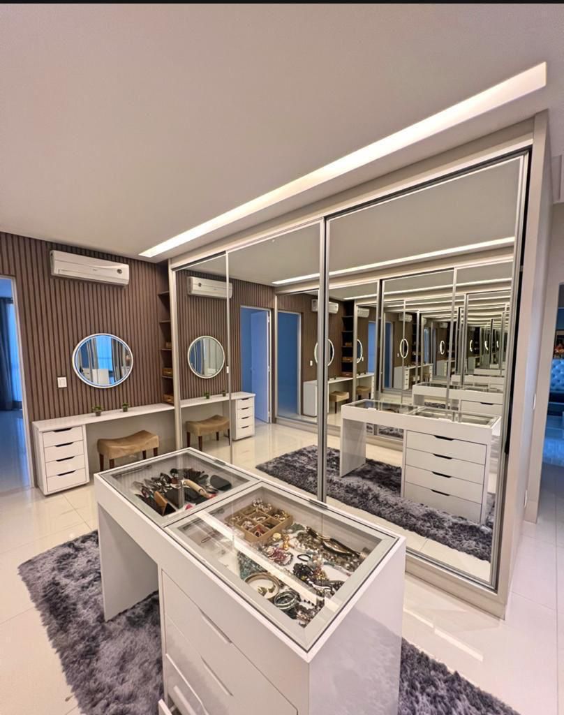 Sobrado de Alto Padrão com 5 Suítes e Piscina Aquecida - Garavelo