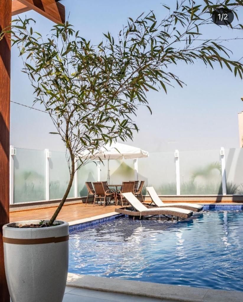 Sobrado de Alto Padrão com 5 Suítes e Piscina Aquecida - Garavelo