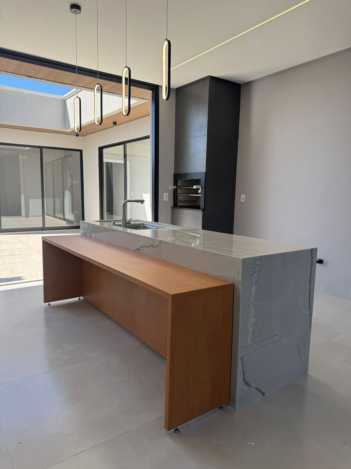 Casa Moderna de Alto Padrão com Piscina e 3 Suítes - Projeto Exclusivo