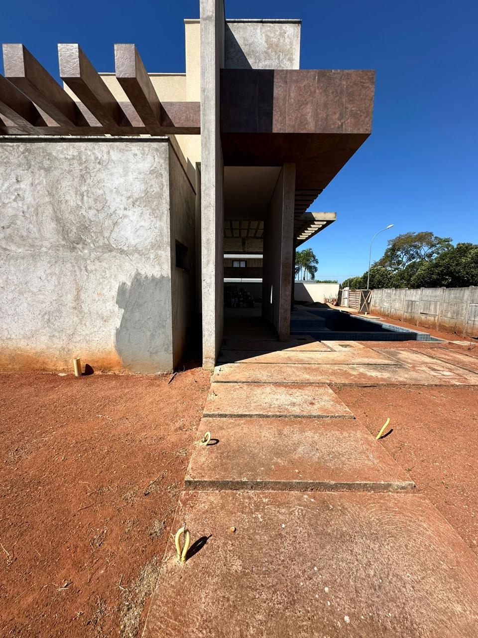 Casa Luxuosa em Construção - 4 Suítes com Área Gourmet e Piscina