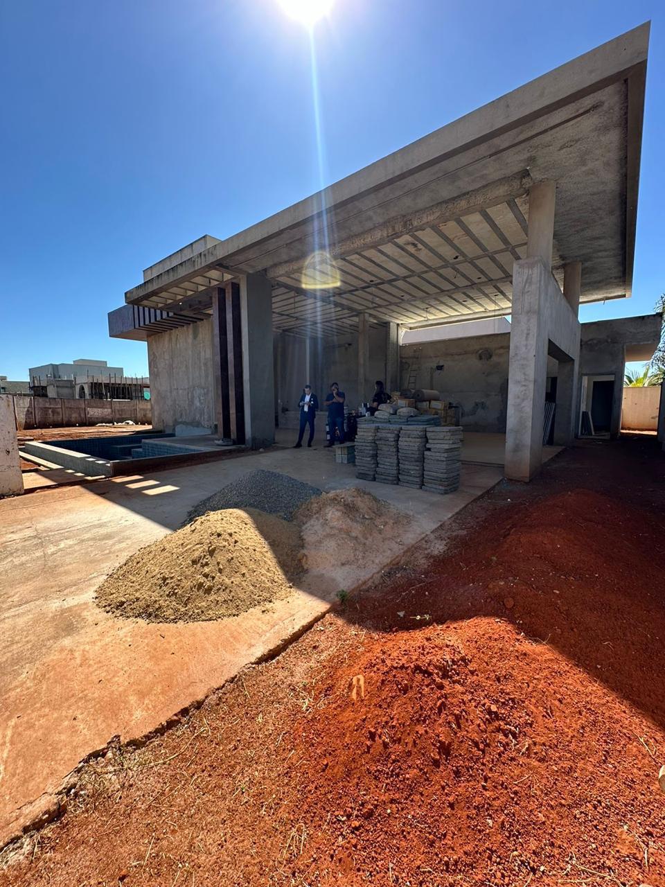 Casa Luxuosa em Construção - 4 Suítes com Área Gourmet e Piscina