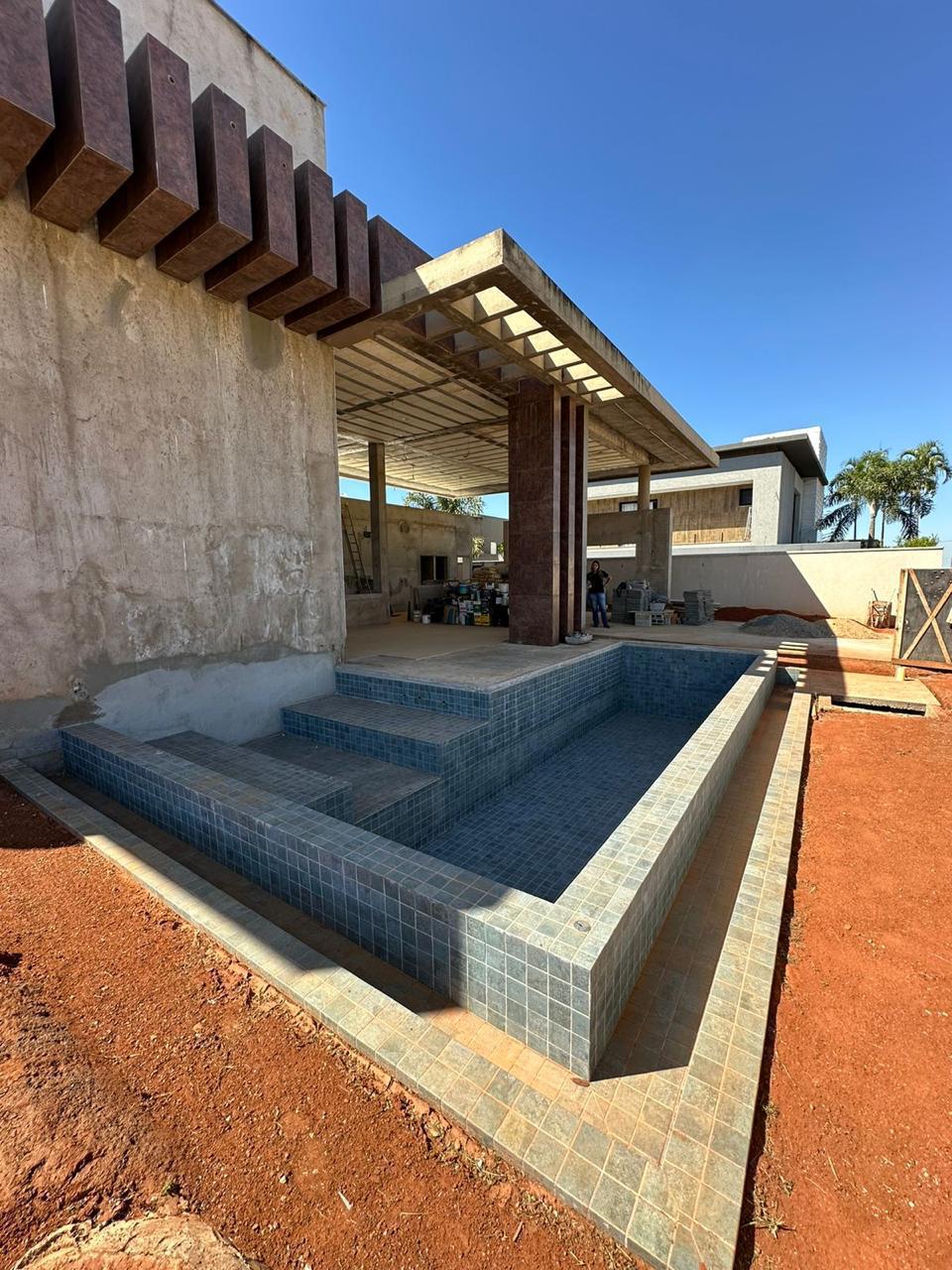 Casa Luxuosa em Construção - 4 Suítes com Área Gourmet e Piscina