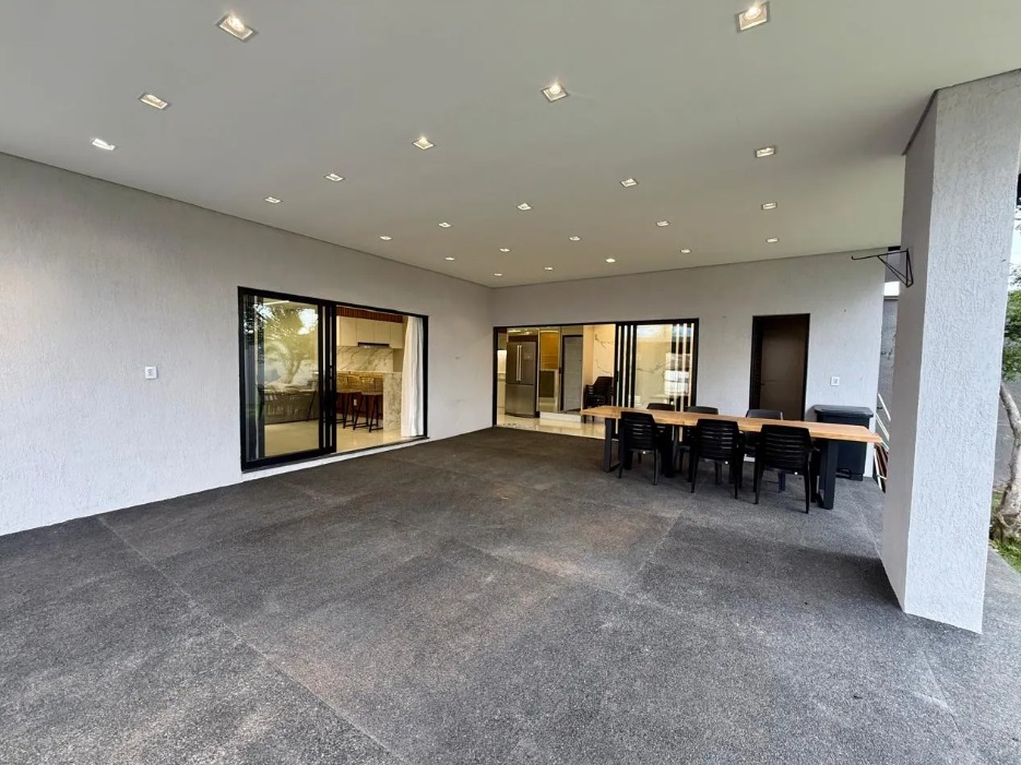 Casa Semi-Nova Mobiliada no Papillon Park - Lote de Esquina 407m²