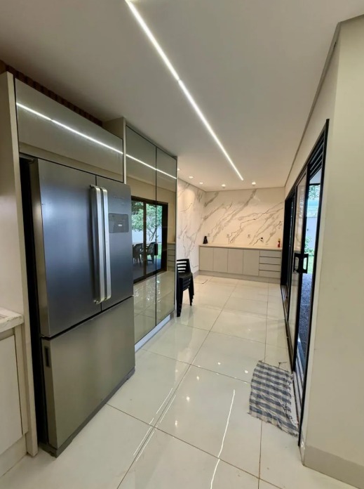 Casa Semi-Nova Mobiliada no Papillon Park - Lote de Esquina 407m²