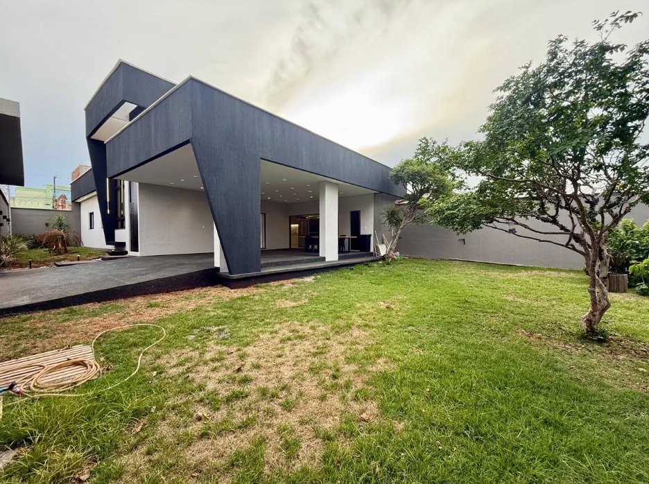 Casa Semi-Nova Mobiliada no Papillon Park - Lote de Esquina 407m²