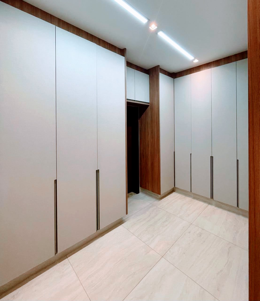 Sobrado Exclusivo 3 Suítes com Piscina, SPA e Energia Solar - 510m² de Terreno