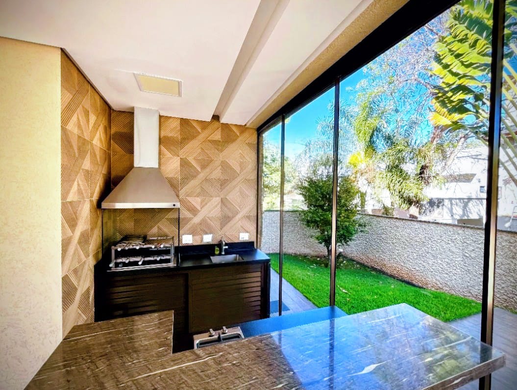 Sobrado Exclusivo 3 Suítes com Piscina, SPA e Energia Solar - 510m² de Terreno