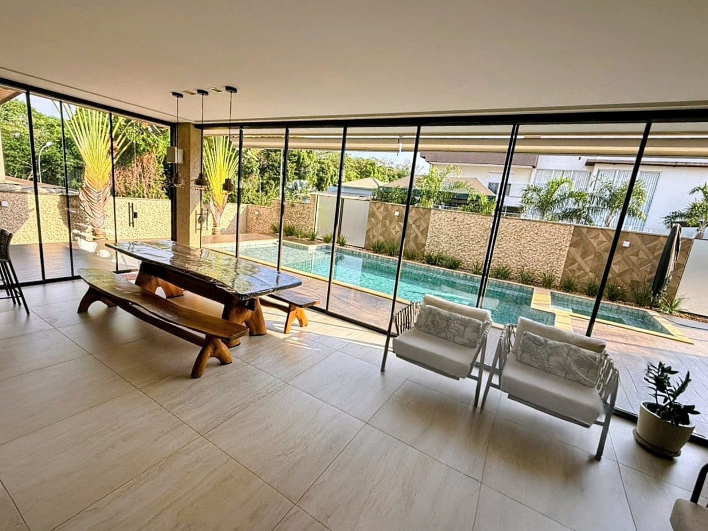 Sobrado Exclusivo 3 Suítes com Piscina, SPA e Energia Solar - 510m² de Terreno