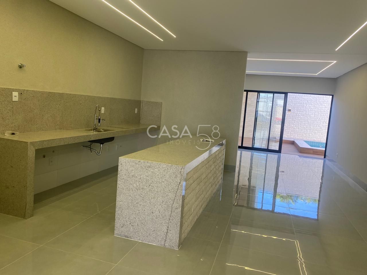 Casa de Alto Padrão com 3 Suítes e Piscina no Setor Faiçalville – 228 m