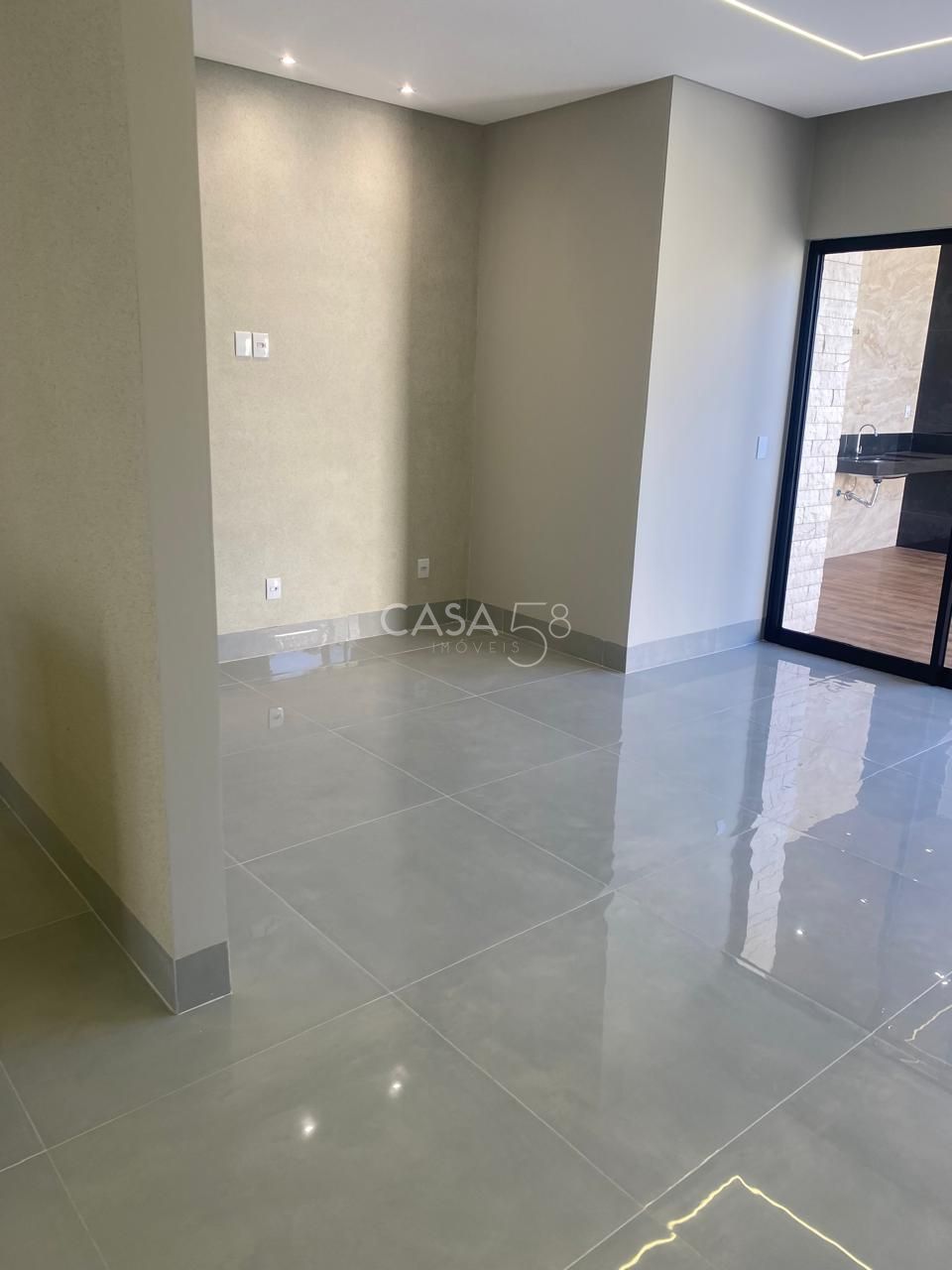 Casa de Alto Padrão com 3 Suítes e Piscina no Setor Faiçalville – 228 m