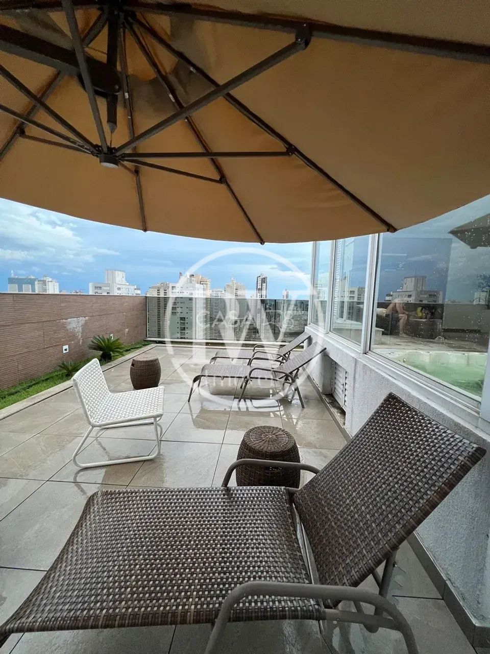 Apartamento duplex à venda vista para o Vaca Brava, Setor Bueno, Goiânia.