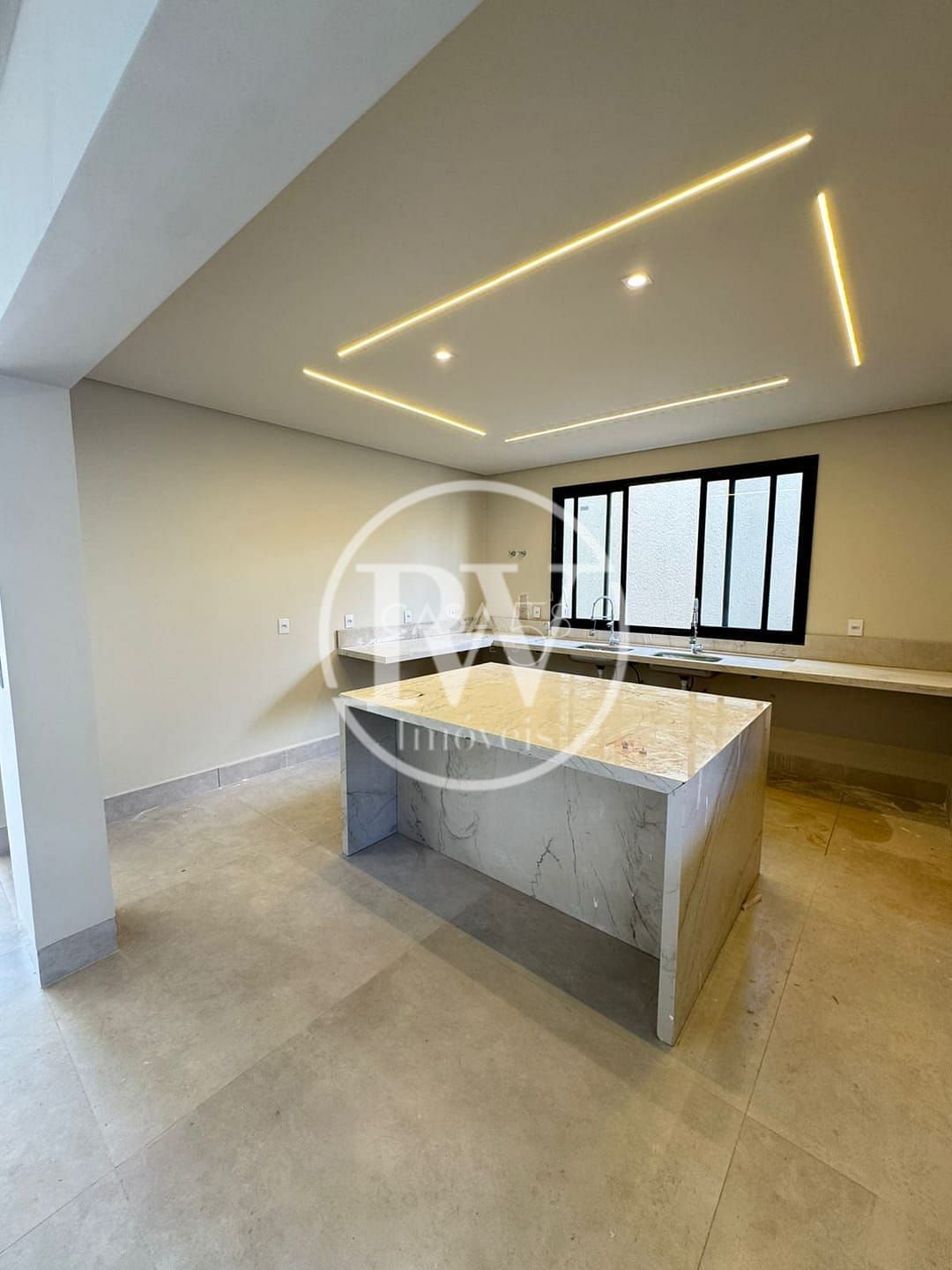 Sobrado de Alto Padrão no Condomínio Jardins Capri – 3 Suítes – 248m² Construído