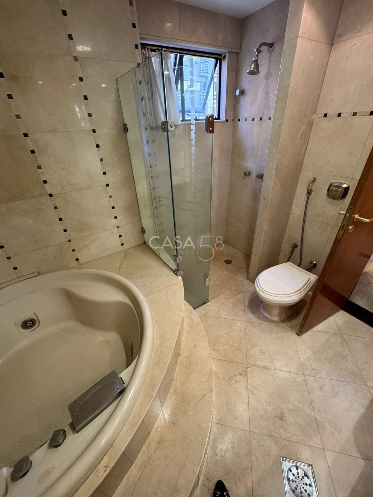 Apartamento à venda no Edifício Mares do Sul – 4 suítes, 182m², 3 vagas