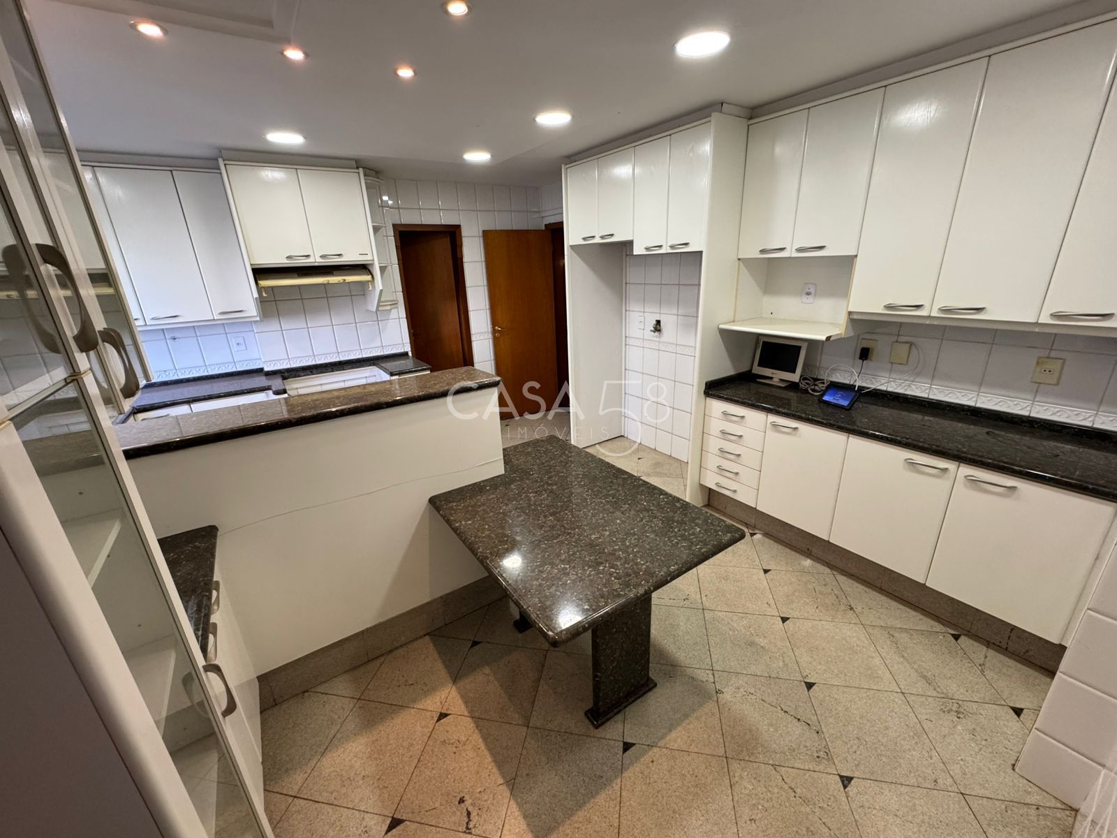 Apartamento à venda no Edifício Mares do Sul – 4 suítes, 182m², 3 vagas