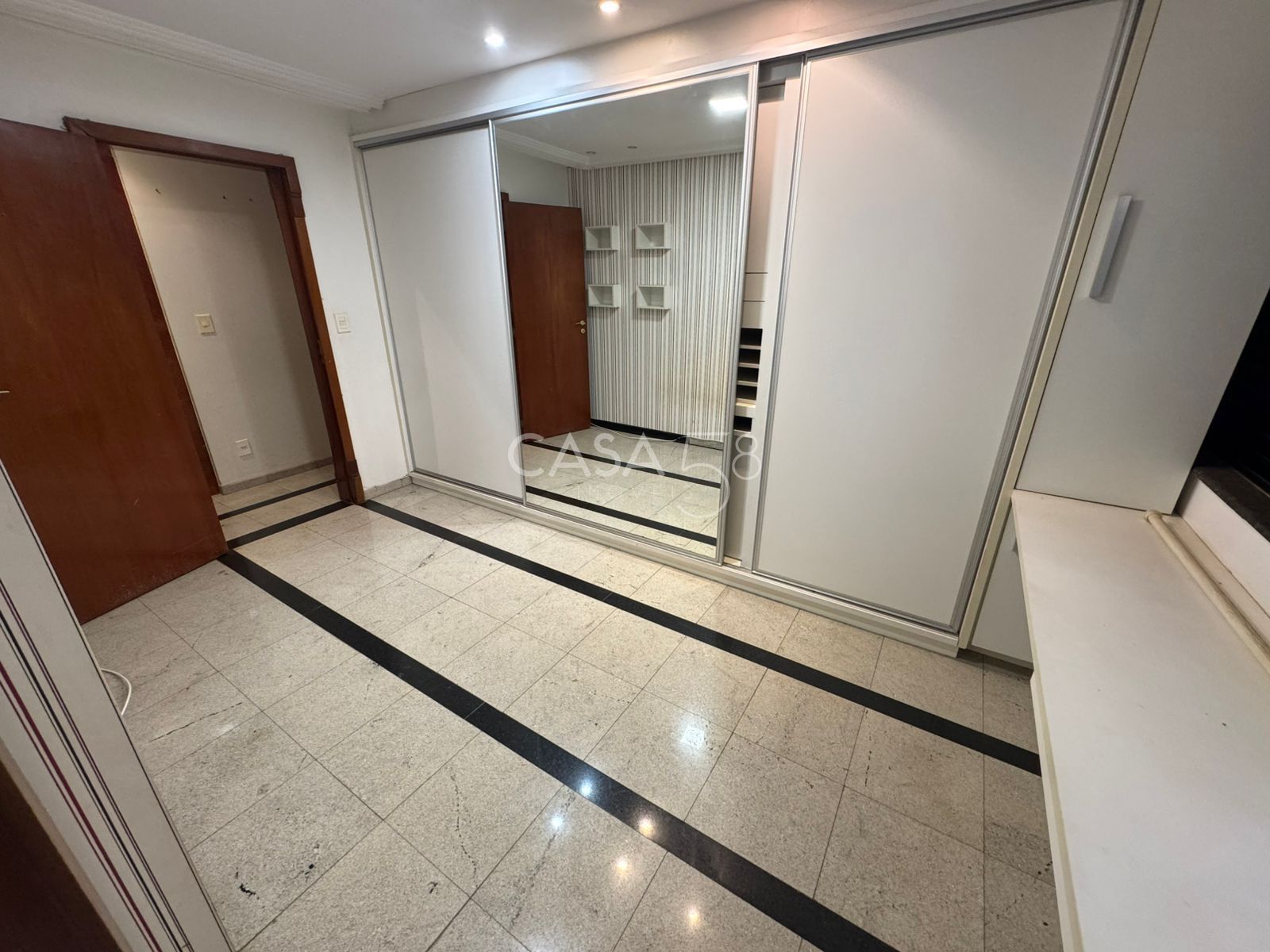Apartamento à venda no Edifício Mares do Sul – 4 suítes, 182m², 3 vagas