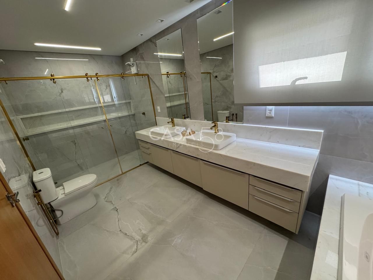 Sobrado de Luxo à Venda no Alphaville Araguaia - 5 suites - 2 lavabos - 403m²