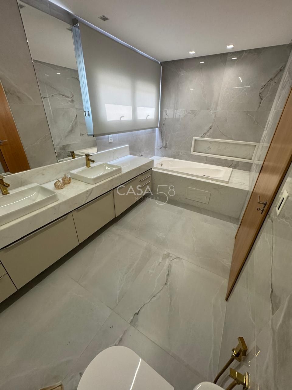 Sobrado de Luxo à Venda no Alphaville Araguaia - 5 suites - 2 lavabos - 403m²