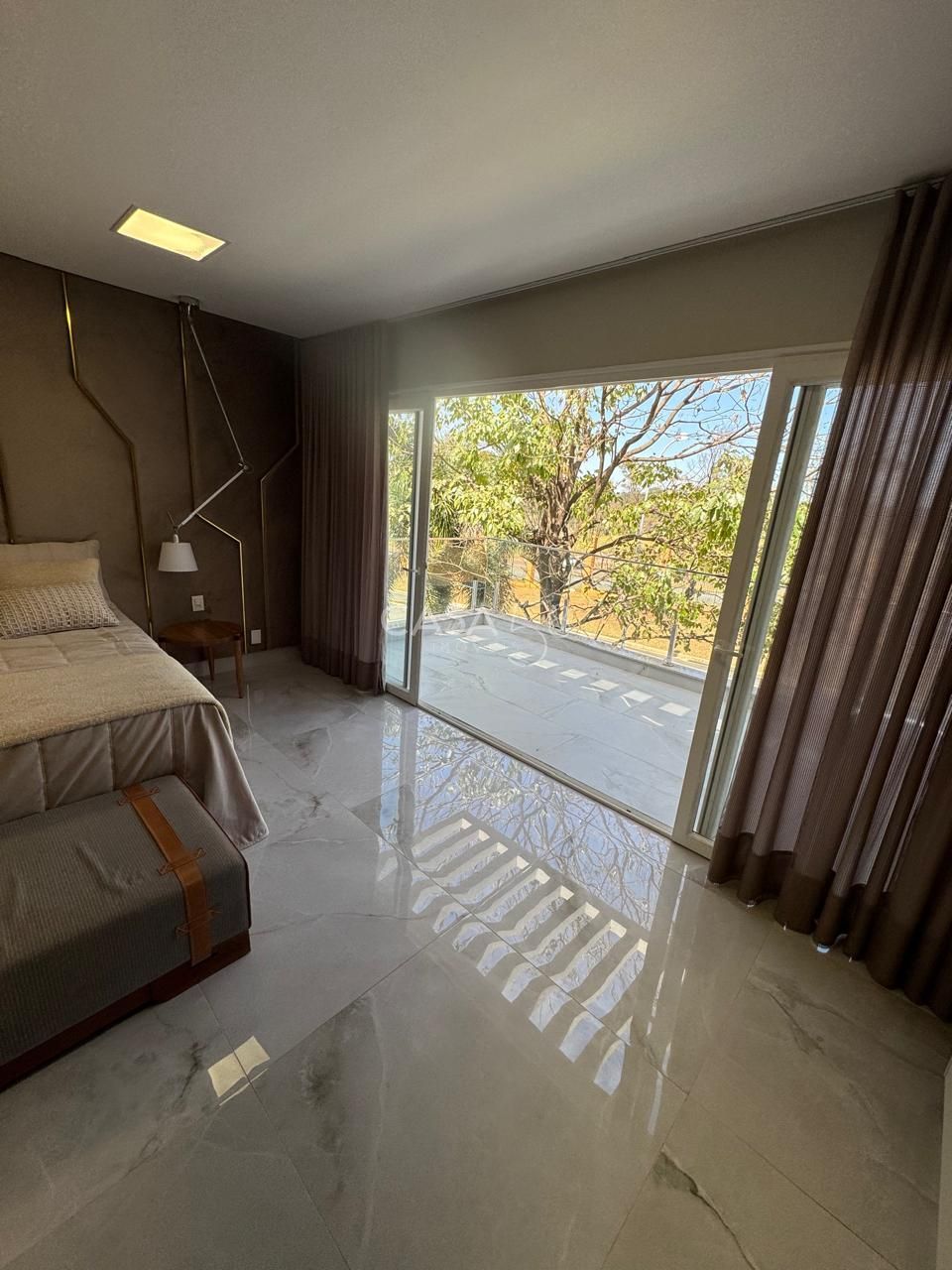 Sobrado de Luxo à Venda no Alphaville Araguaia - 5 suites - 2 lavabos - 403m²