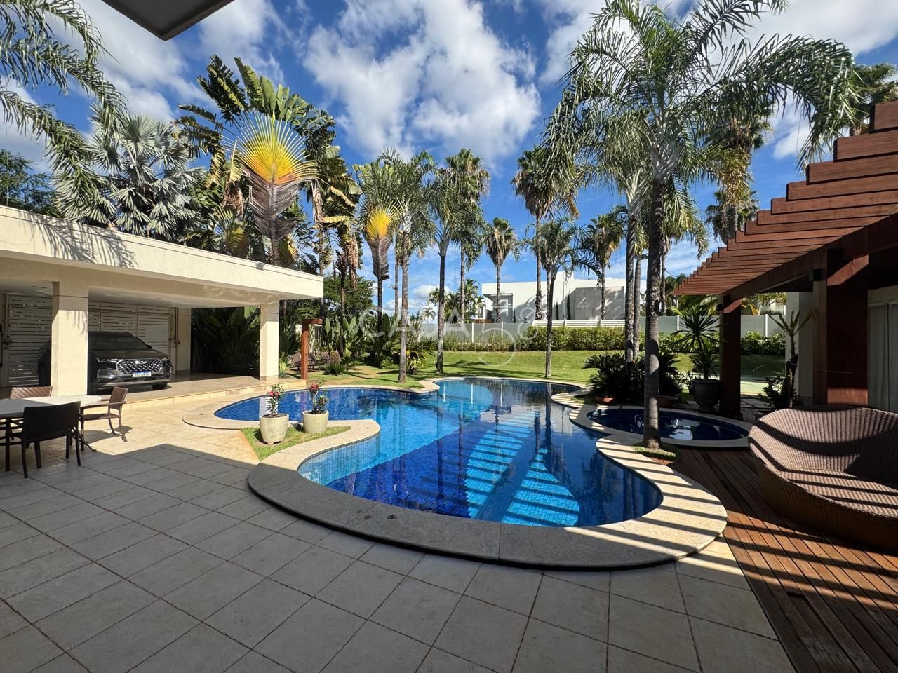 Sobrado de luxo no Alphaville Cruzeiro, 4 suítes, lote 1.800 m², const. 700 m²