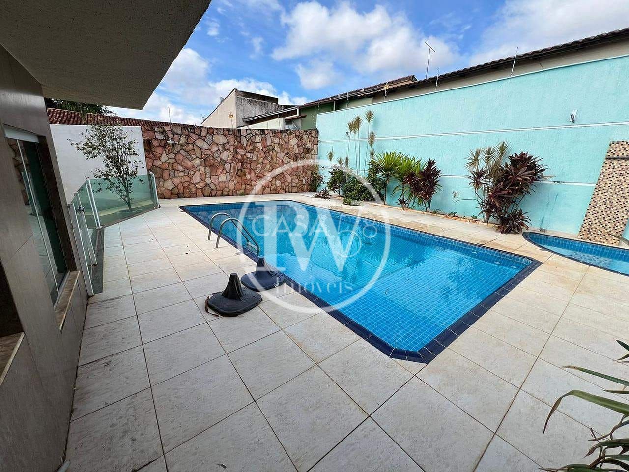 Casa à Venda no Jardim Planalto em Goiânia – 3 Quartos, Piscinas, Energia Solar