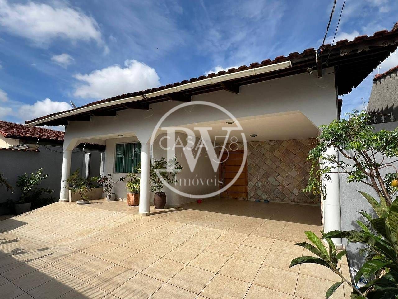 Casa à Venda no Jardim Planalto em Goiânia – 3 Quartos, Piscinas, Energia Solar