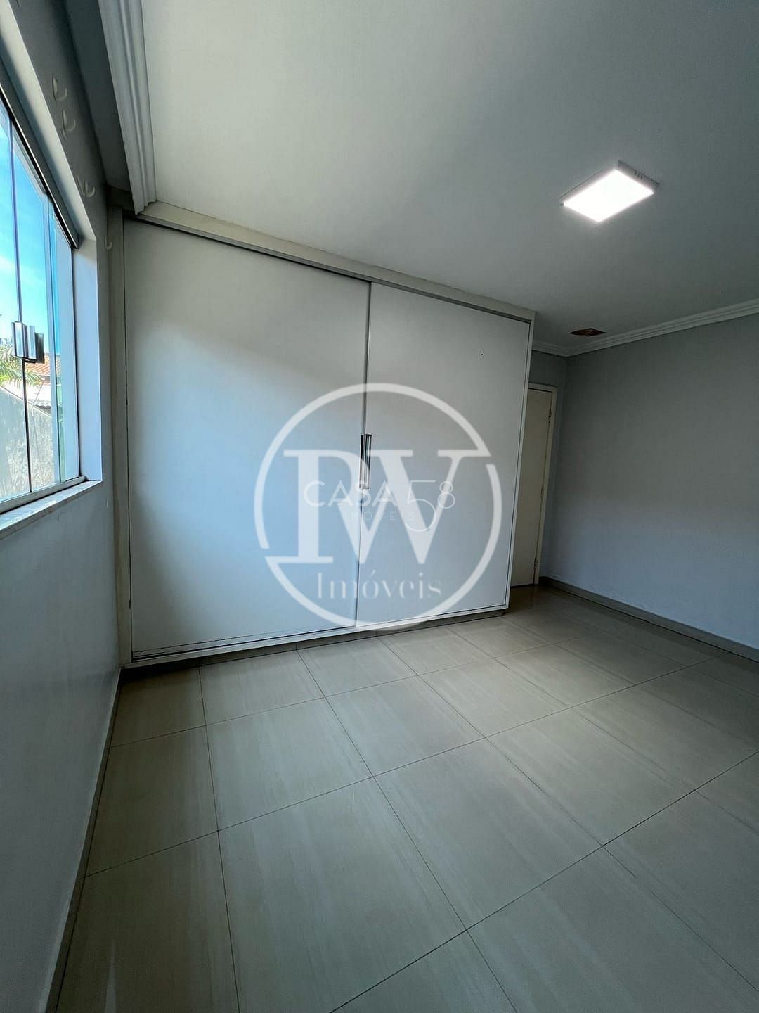 Casa à Venda no Jardim Planalto em Goiânia – 3 Quartos, Piscinas, Energia Solar