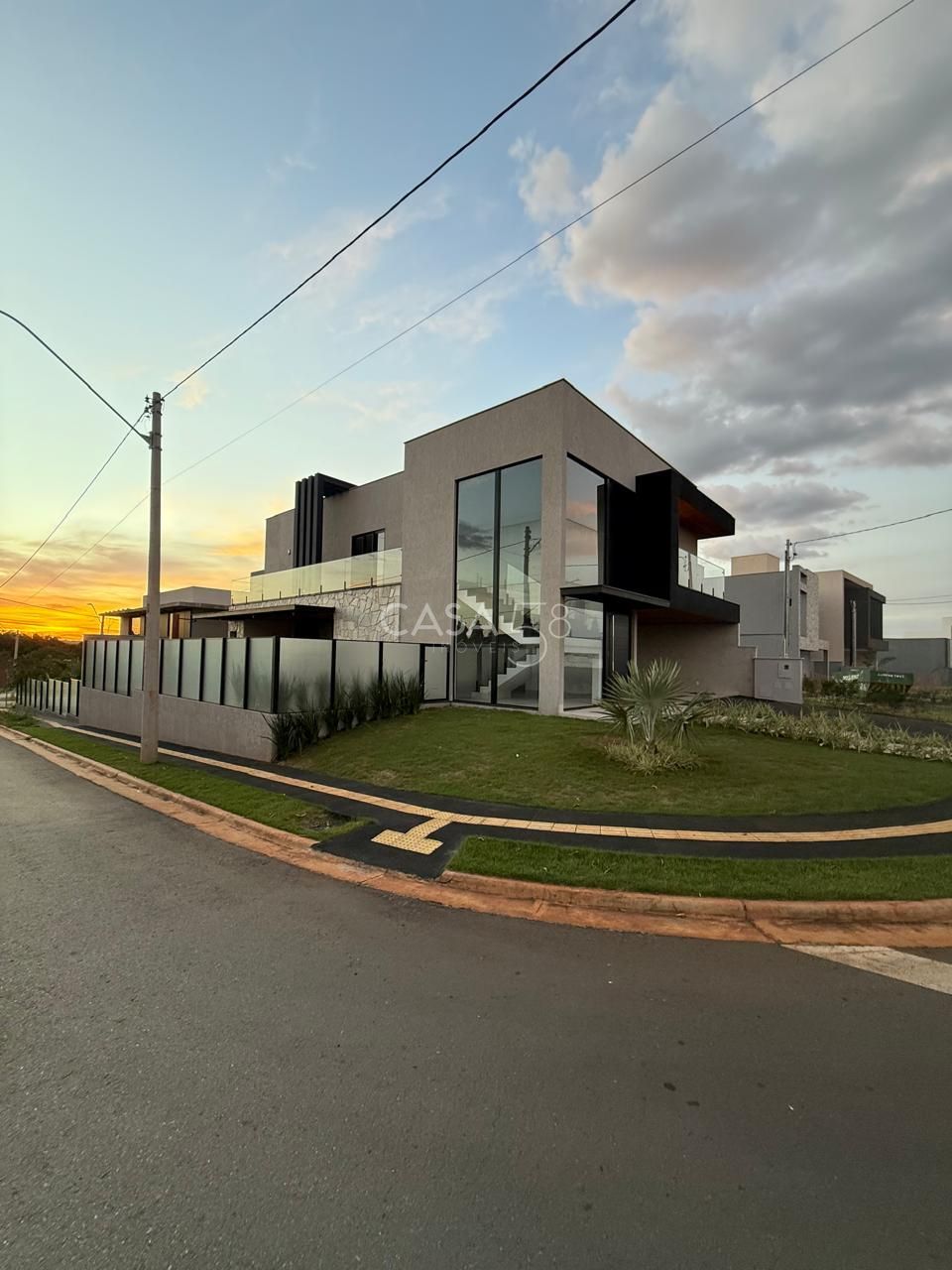 Sobrado no Jardins Capri à Venda – Reformado e Completo em Armários – 4 Suítes