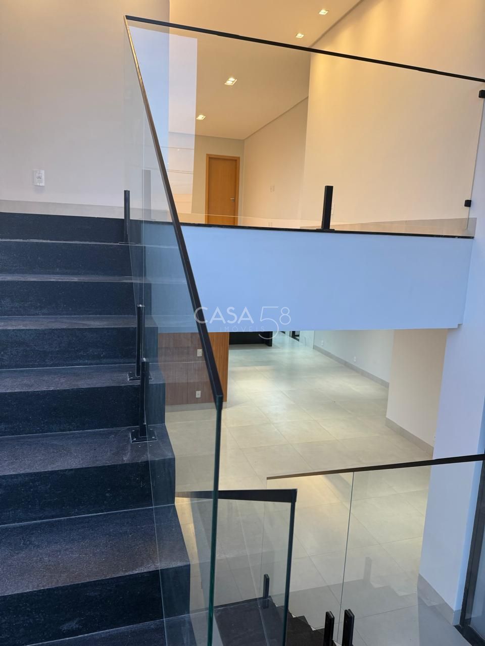 Sobrado no Jardins Capri à Venda – Reformado e Completo em Armários – 4 Suítes