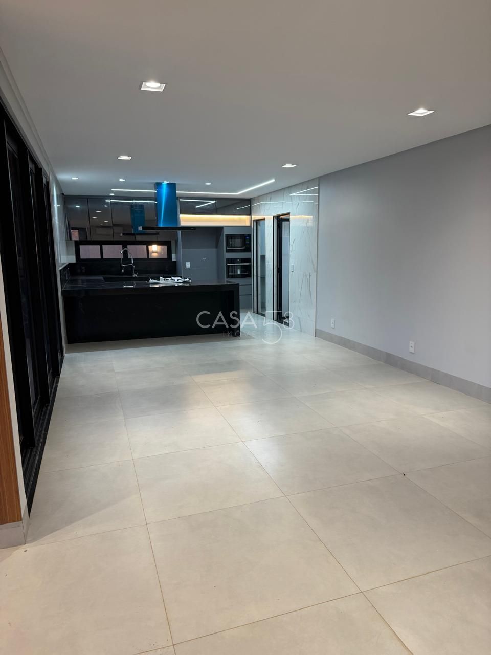 Sobrado no Jardins Capri à Venda – Reformado e Completo em Armários – 4 Suítes