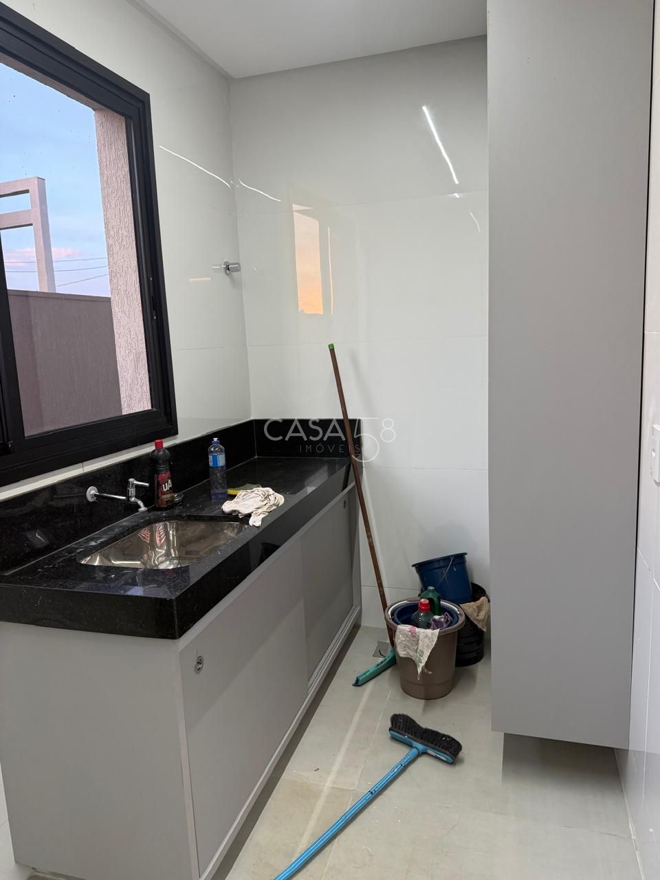 Sobrado no Jardins Capri à Venda – Reformado e Completo em Armários – 4 Suítes