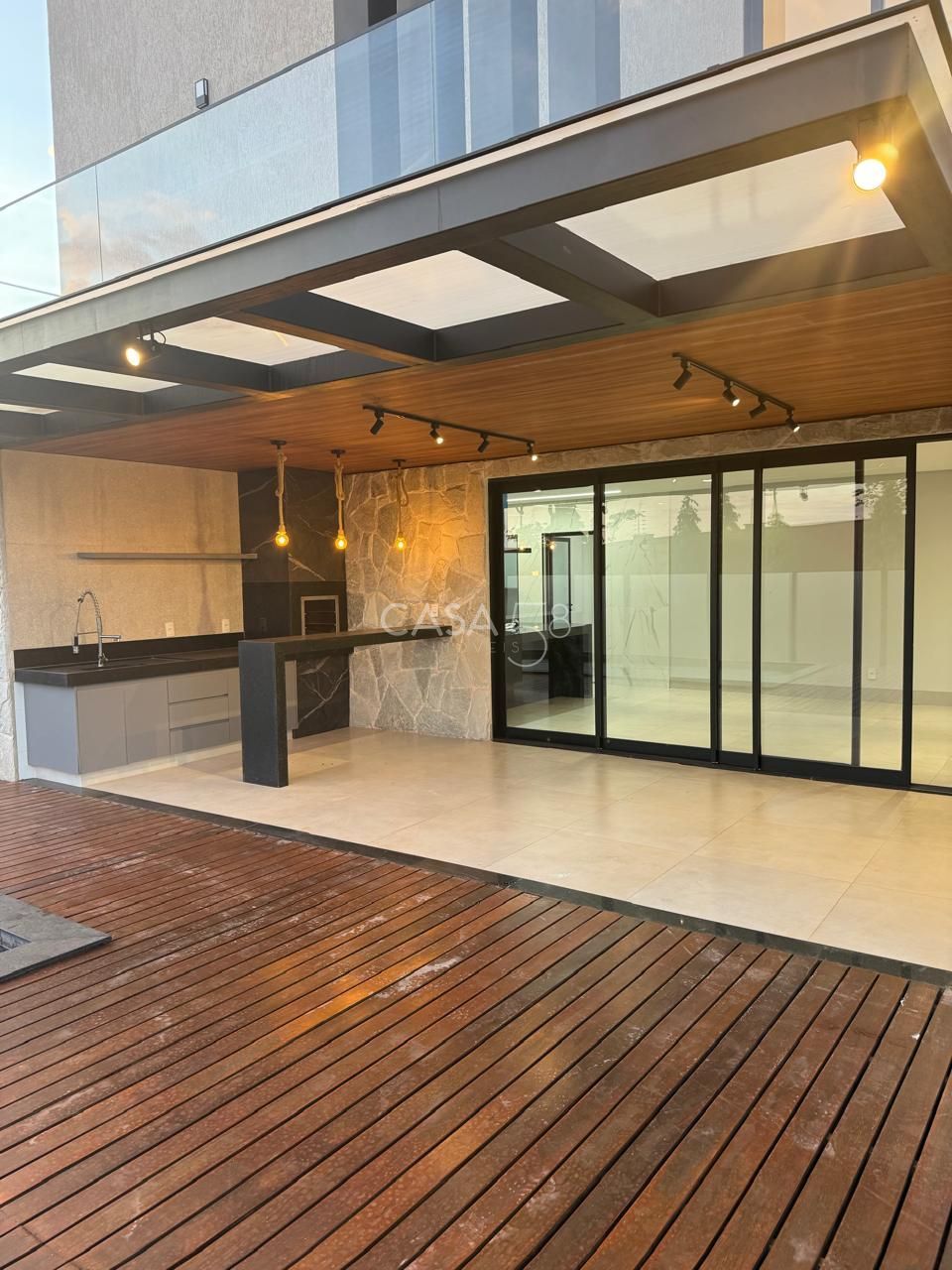 Sobrado no Jardins Capri à Venda – Reformado e Completo em Armários – 4 Suítes