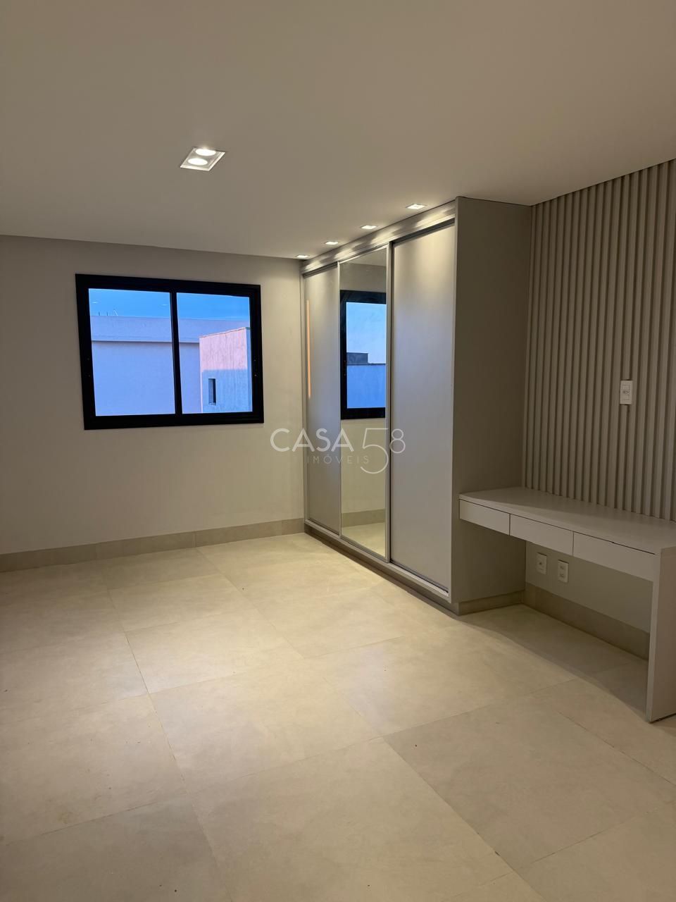 Sobrado no Jardins Capri à Venda – Reformado e Completo em Armários – 4 Suítes