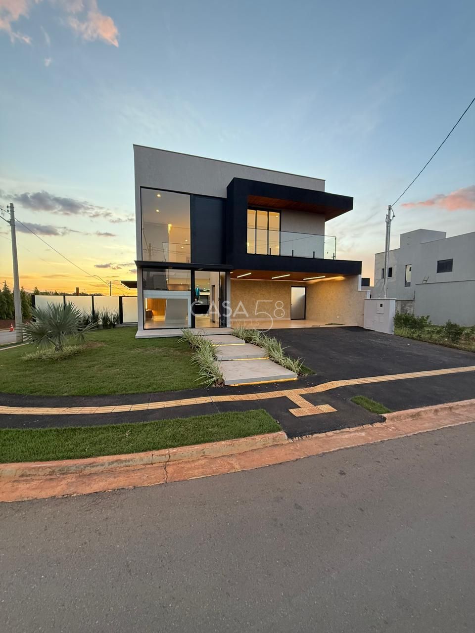 Sobrado no Jardins Capri à Venda – Reformado e Completo em Armários – 4 Suítes