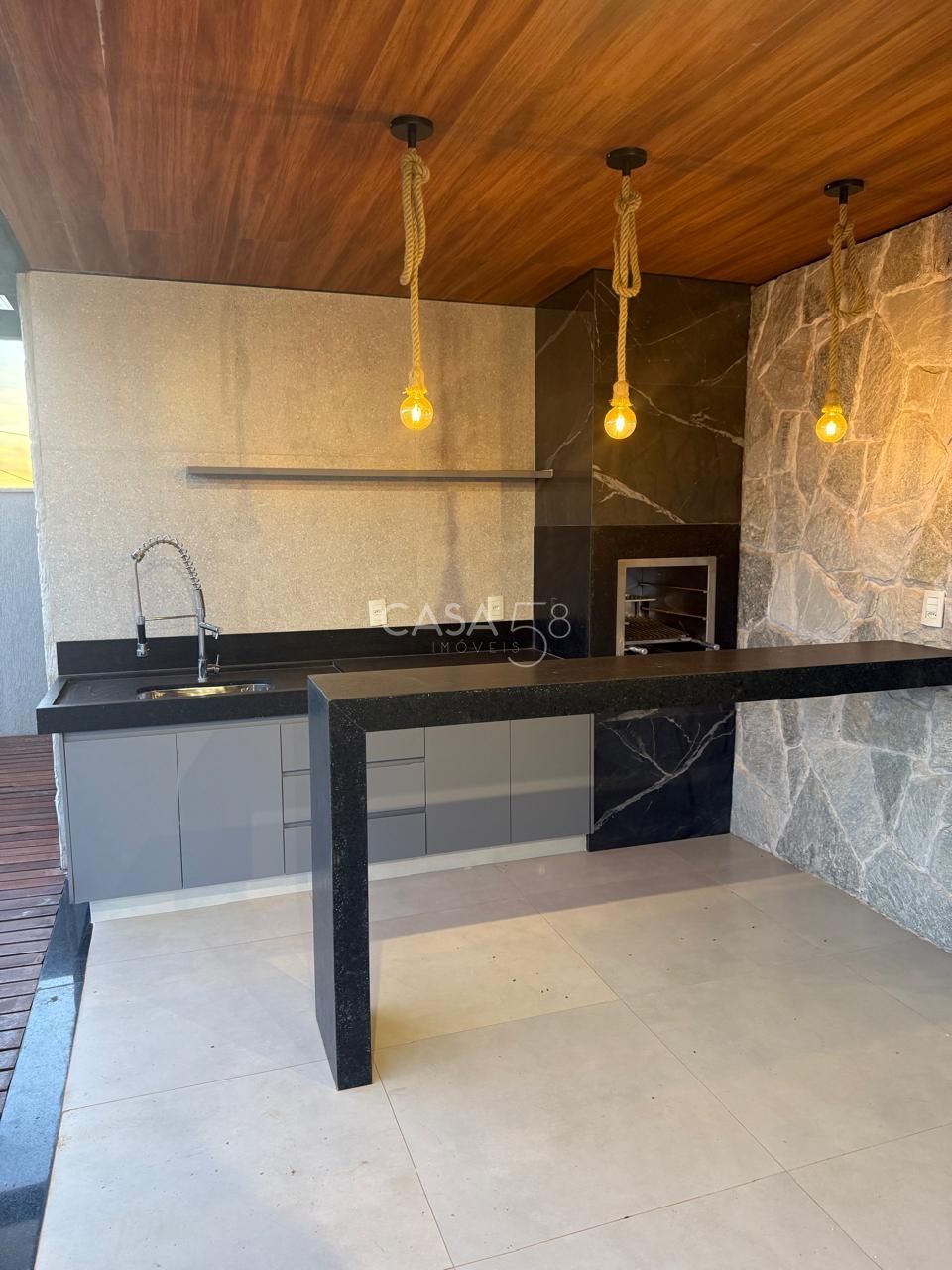 Sobrado no Jardins Capri à Venda – Reformado e Completo em Armários – 4 Suítes