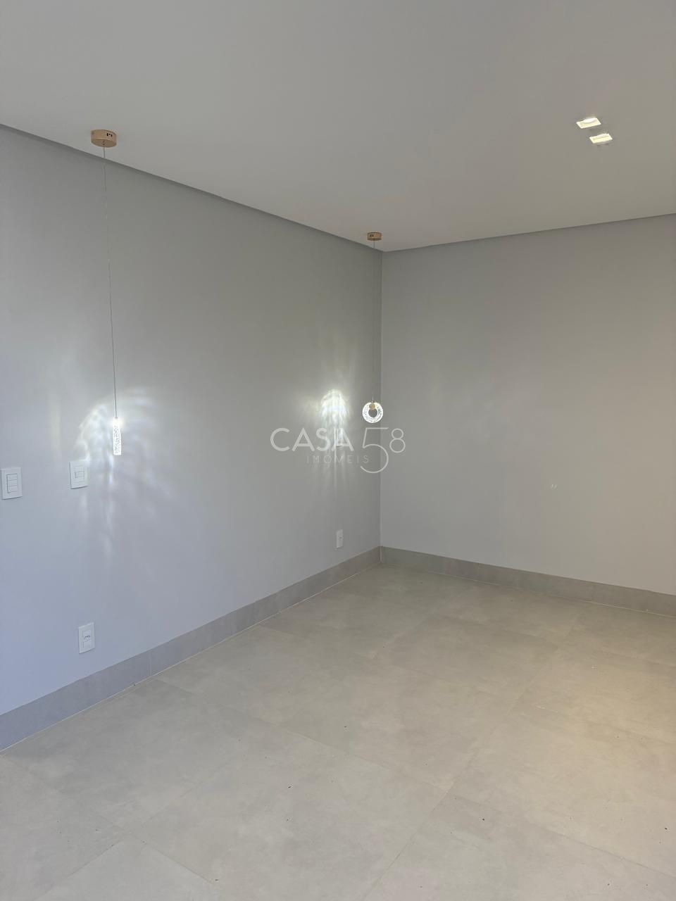 Sobrado no Jardins Capri à Venda – Reformado e Completo em Armários – 4 Suítes