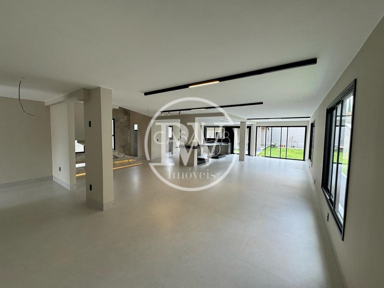 Sobrado de Alto Padrão à Venda – 4 Suítes – 340 m² Construídos – Cond. Completo