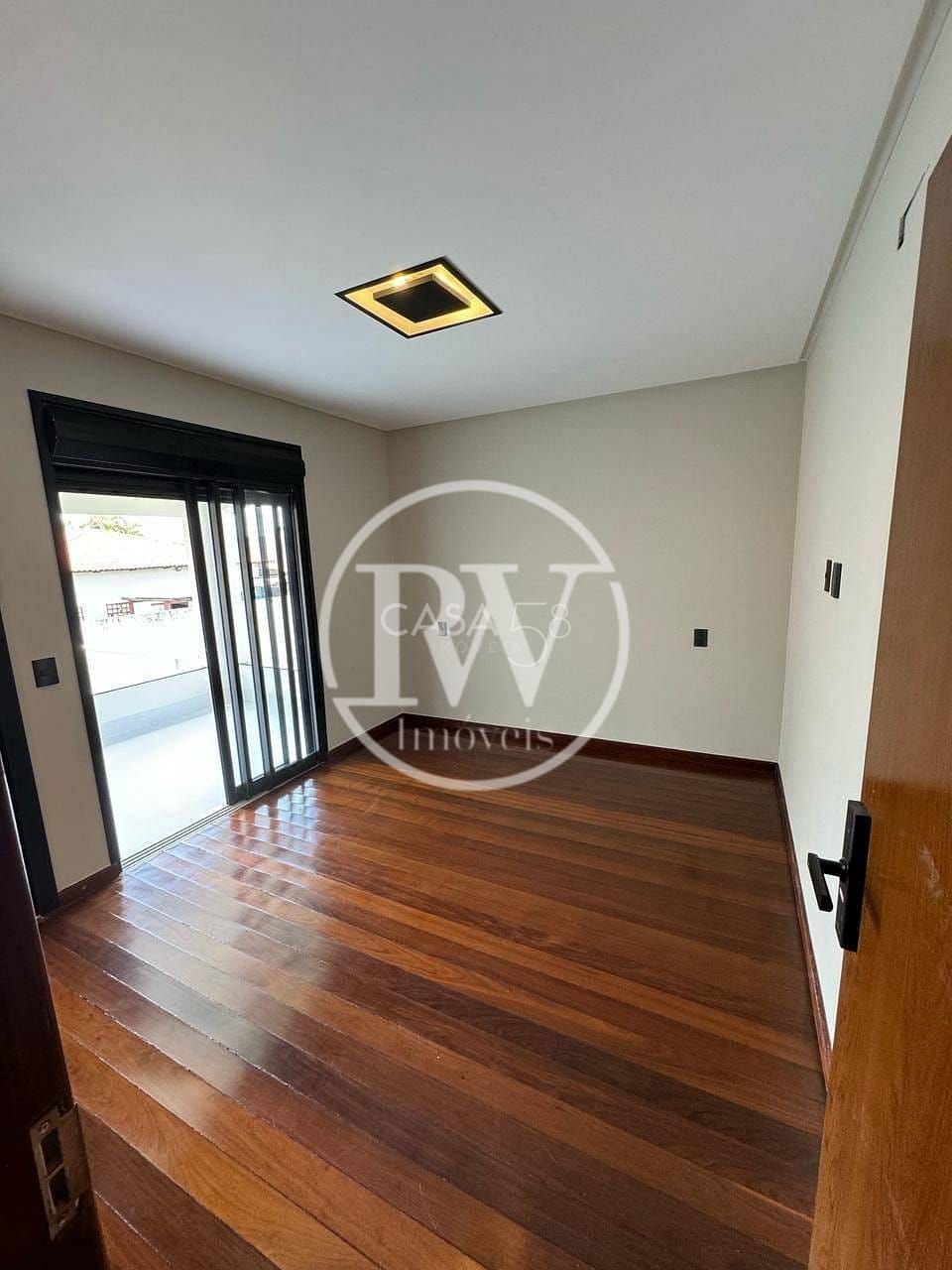 Sobrado de Alto Padrão à Venda – 4 Suítes – 340 m² Construídos – Cond. Completo