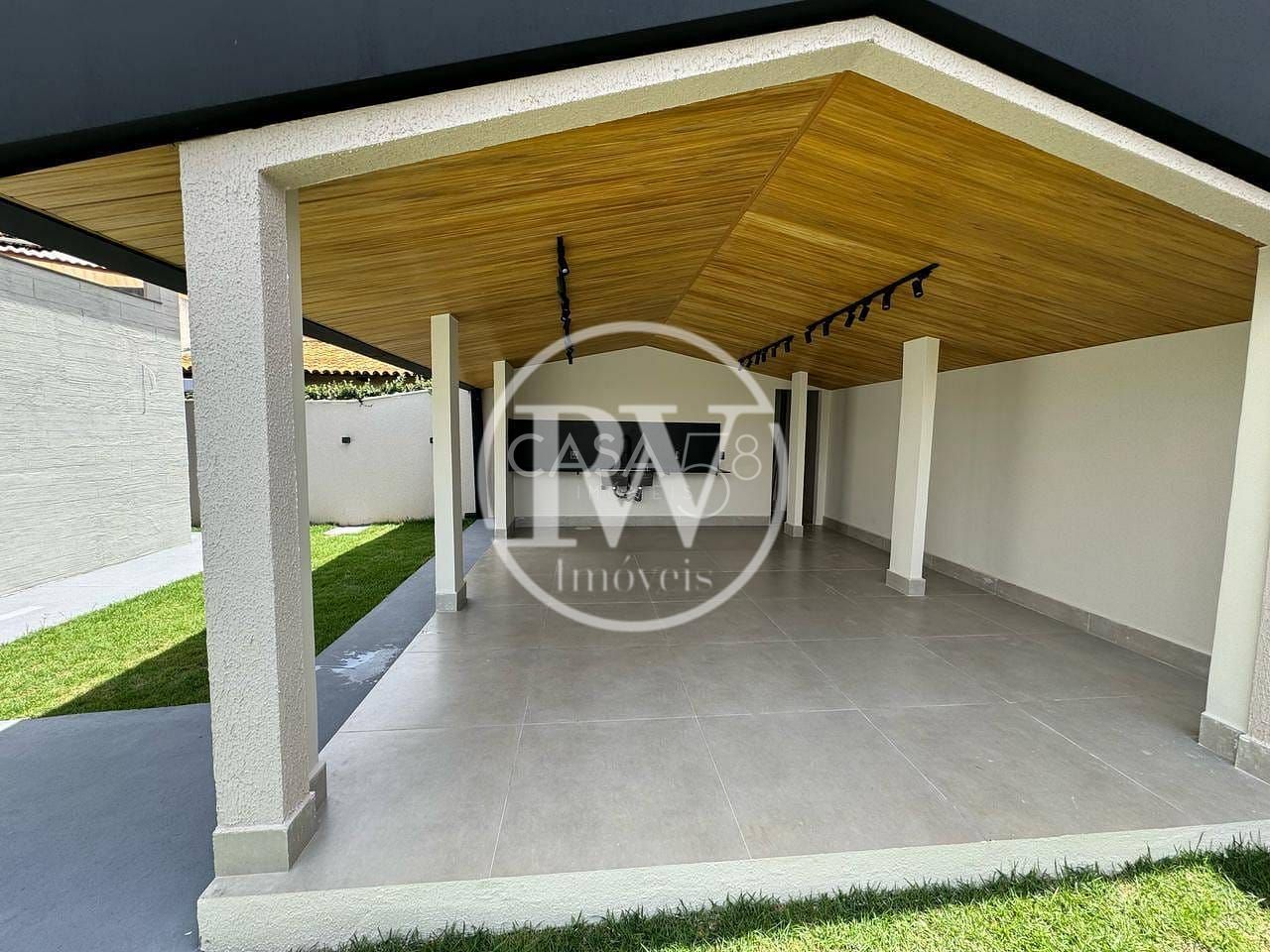 Sobrado de Alto Padrão à Venda – 4 Suítes – 340 m² Construídos – Cond. Completo