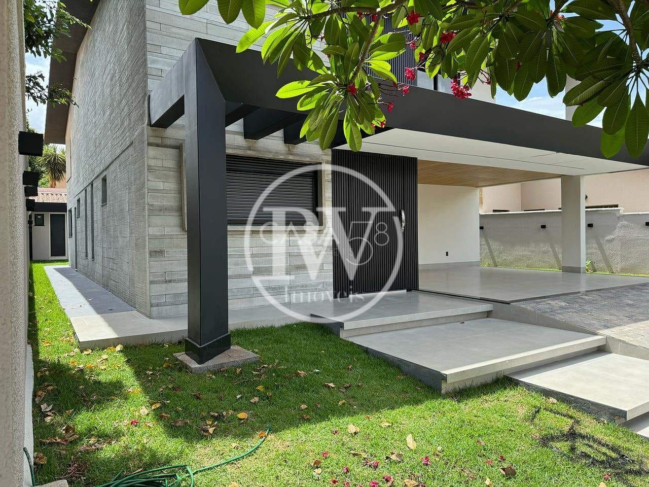 Sobrado de Alto Padrão à Venda – 4 Suítes – 340 m² Construídos – Cond. Completo